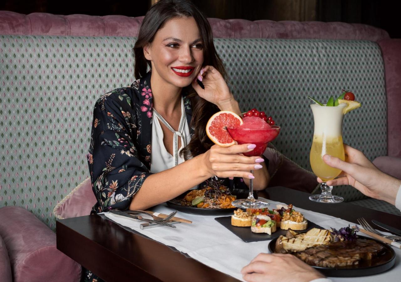City Centre Rotana Doha Exterior photo A woman dining